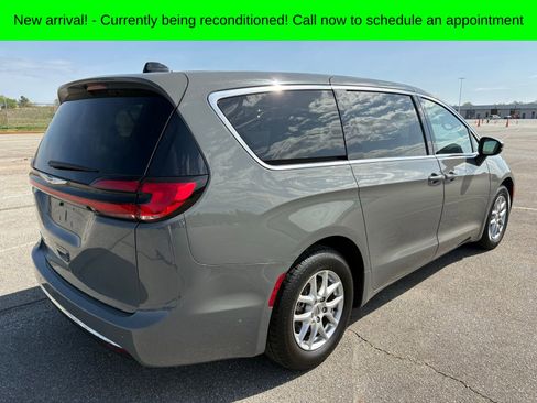Used 2023 Chrysler Pacifica Touring-L image 3