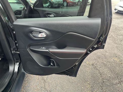 Used 2019 Jeep Cherokee Trailhawk w/ Trailer Tow Group AWD/4WD image 33