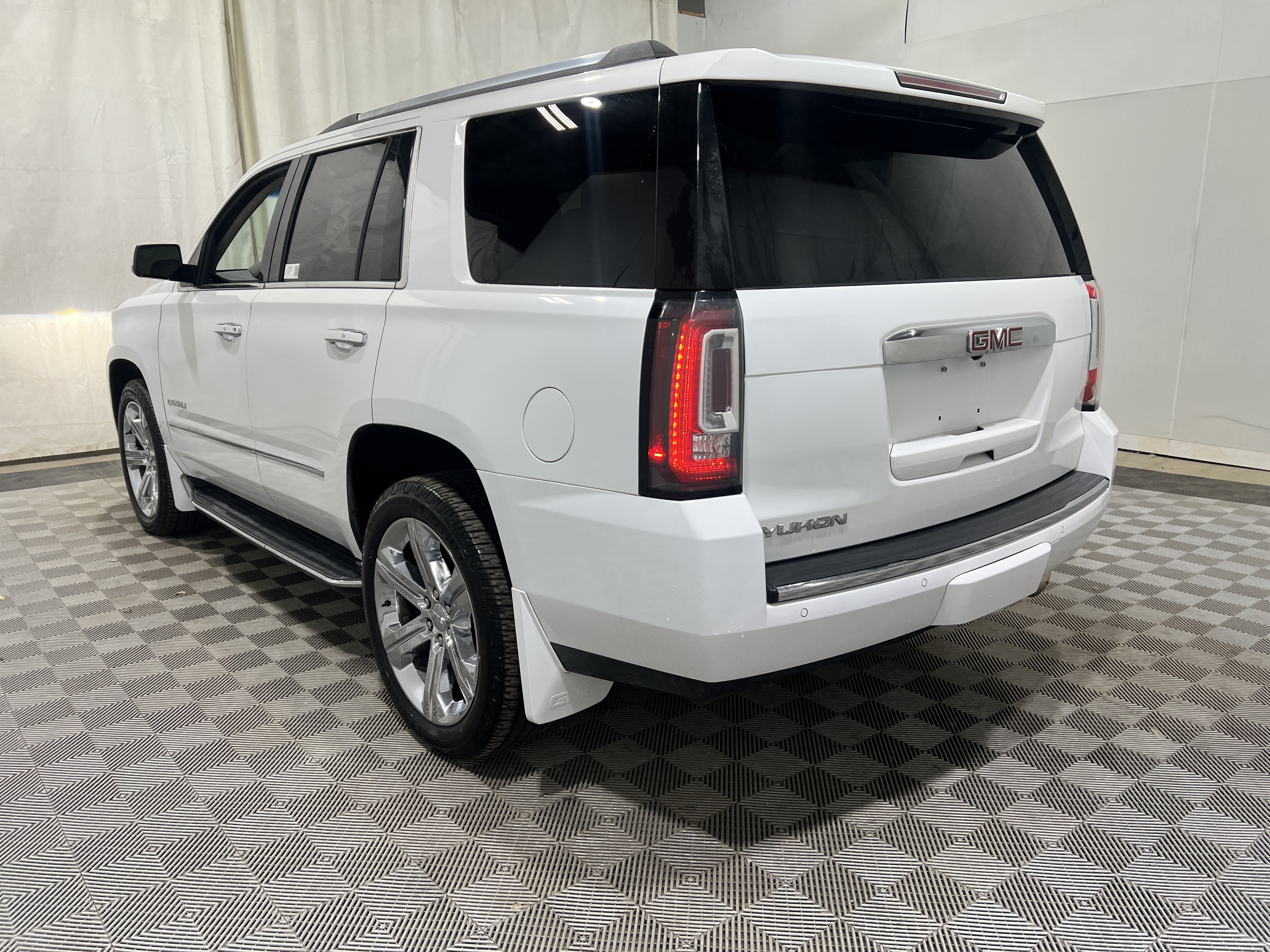Used 2017 GMC Yukon Denali AWD/4WD image 2