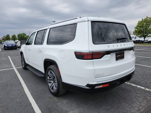 Used 2024 Jeep Wagoneer L Series II RWD image 17