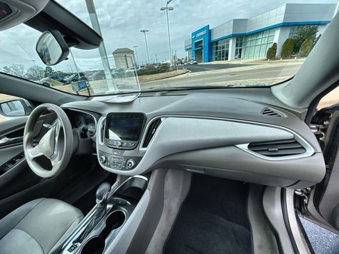 Used 2022 Chevrolet Malibu LT image 28