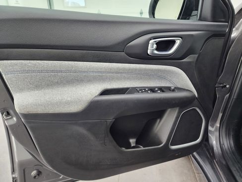 Used 2024 Jeep Compass Latitude image 37