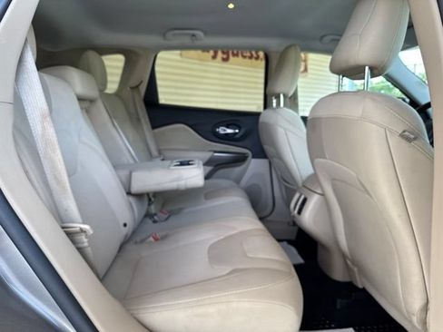 Used 2019 Jeep Cherokee Latitude w/ Cold Weather Group AWD/4WD image 5