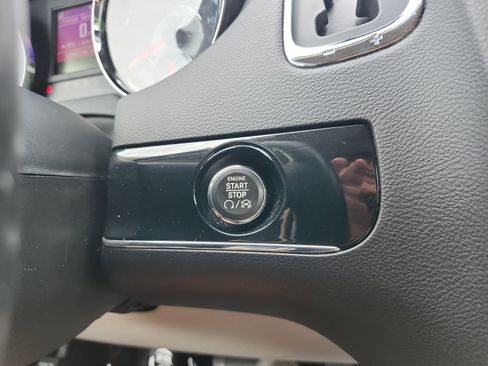 Used 2014 Chrysler Town & Country Touring-L FWD image 21