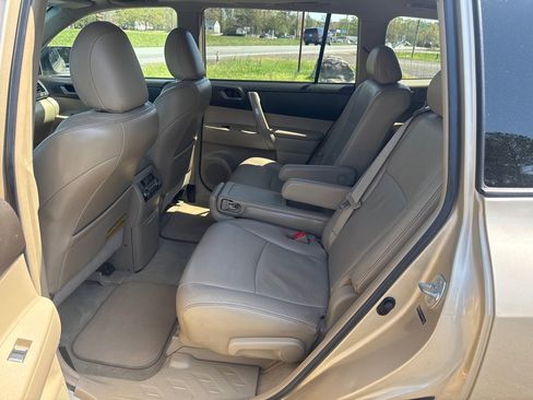 Used 2010 Toyota Highlander SE image 15