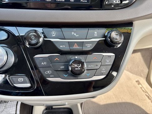 Used 2018 Chrysler Pacifica Touring-L Plus image 39