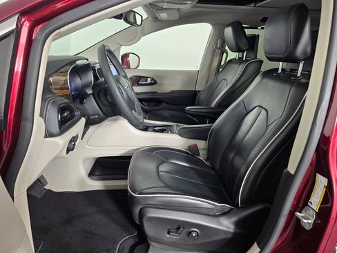 Used 2022 Chrysler Pacifica Limited w/ Uconnect Theater Family Group FWD image 20