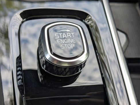 Certified 2025 Volvo XC90 B6 Plus image 31