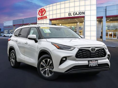 Used 2023 Toyota Highlander XLE FWD image 1