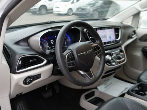 Used 2022 Chrysler Pacifica Touring-L image 10