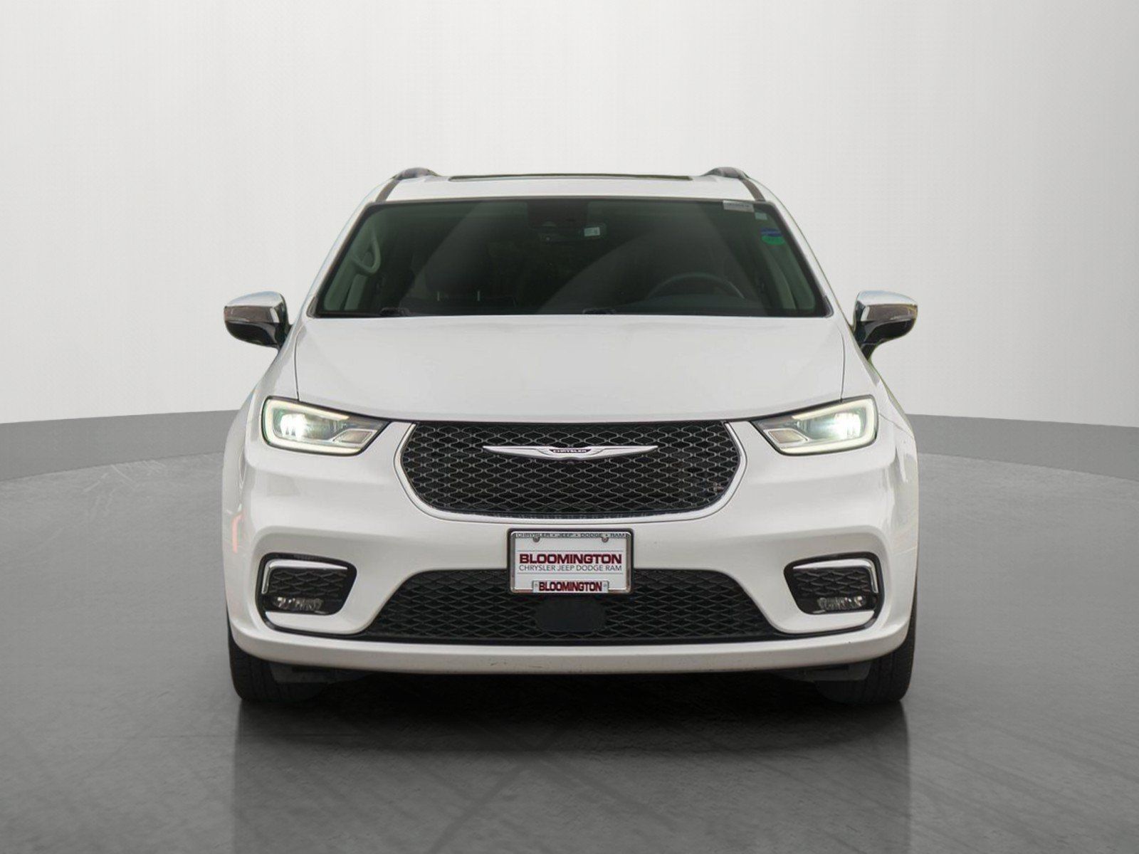 Used 2023 Chrysler Pacifica Limited FWD image 2