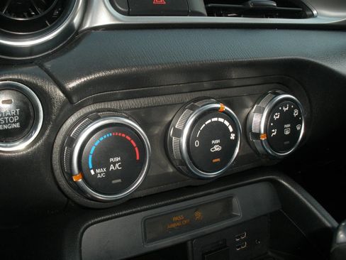 Used 2018 FIAT 124 Spider Classica w/ Technology & Siriusxm Group image 32