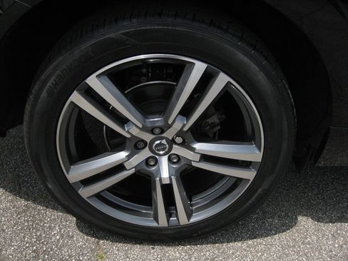 Used 2019 Volvo XC60 T5 Momentum w/ Premium Package FWD image 9