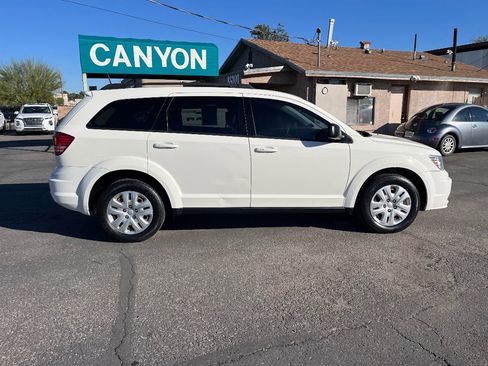 Used 2018 Dodge Journey SE image 3