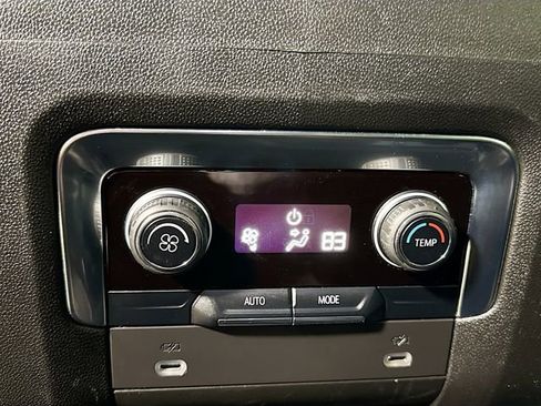 Used 2021 Chevrolet Suburban LT image 27