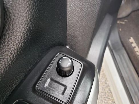 Used 2022 Nissan Titan SV image 19