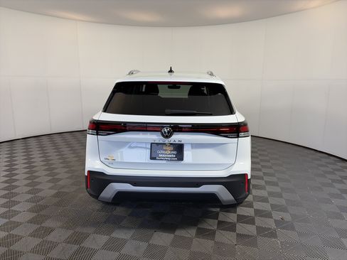 Used 2025 Volkswagen Tiguan SE image 9