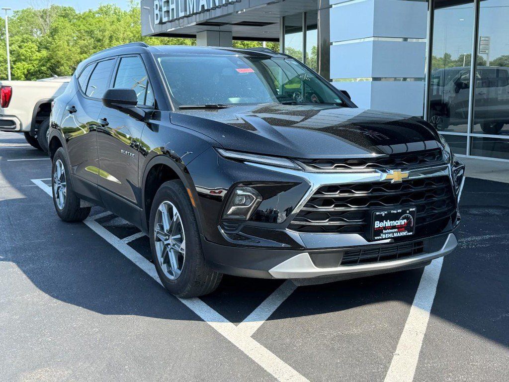 Used 2024 Chevrolet Blazer LT w/ Convenience Package FWD image 2