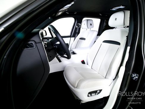 Used 2025 Rolls-Royce Cullinan Black Badge image 13