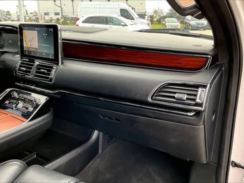 Used 2019 Lincoln Navigator Reserve image 17