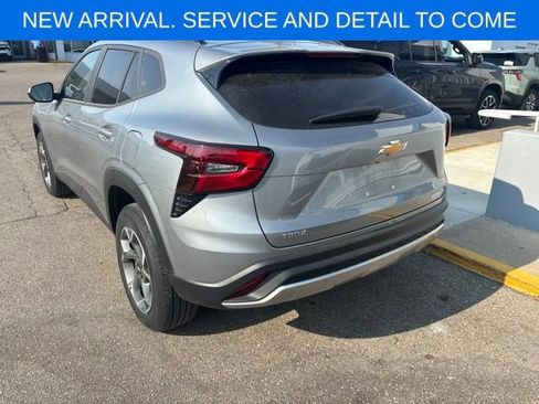 Used 2024 Chevrolet Trax LT w/ Driver Confidence Package FWD image 7