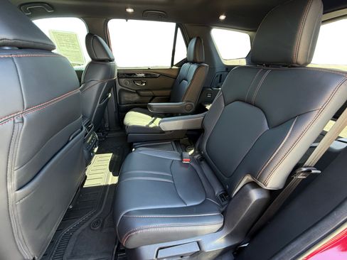 Used 2025 Honda Pilot TrailSport image 16