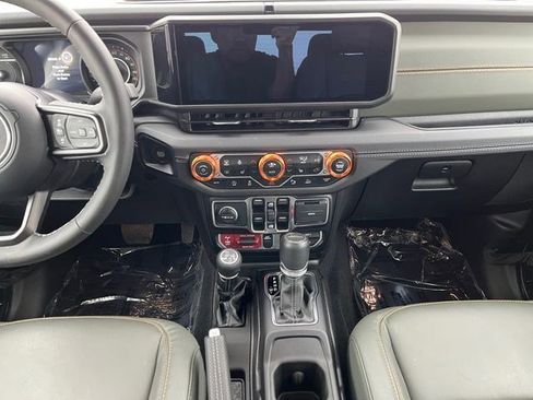 Used 2025 Jeep Gladiator Mojave AWD/4WD image 17