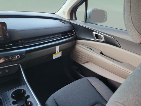 New 2027 Kia Carnival LX FWD image 9