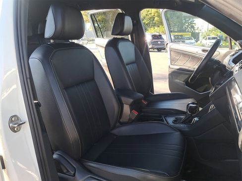 Used 2022 Volkswagen Tiguan SE R-Line image 10
