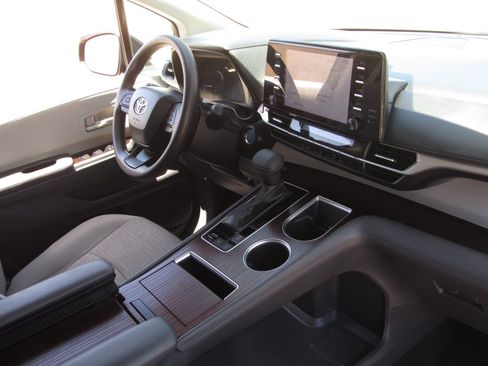 Used 2023 Toyota Sienna LE FWD image 9