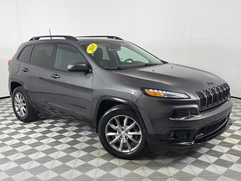 Used 2018 Jeep Cherokee Latitude image 2