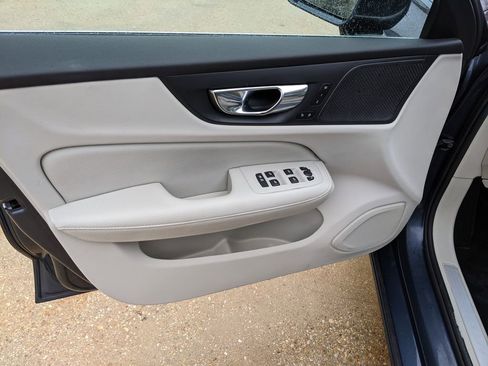 Used 2020 Volvo S60 T5 Inscription image 9