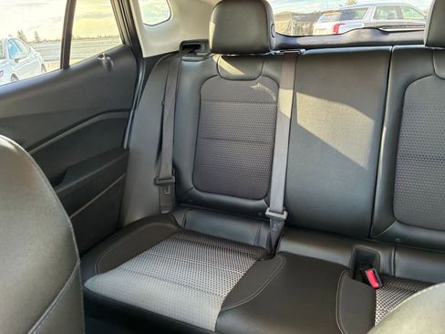 Used 2025 Chevrolet Trax LT image 38