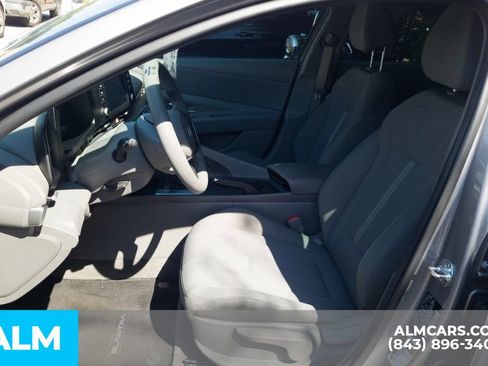 Used 2025 Hyundai Elantra SE FWD image 6