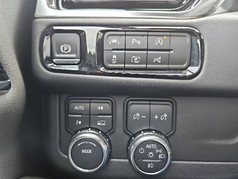 Used 2025 GMC Yukon XL Denali AWD/4WD image 23