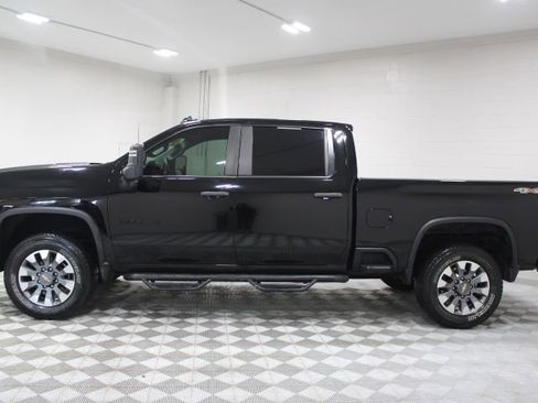 Used 2022 Chevrolet Silverado 2500 Custom w/ Custom Value Package image 8