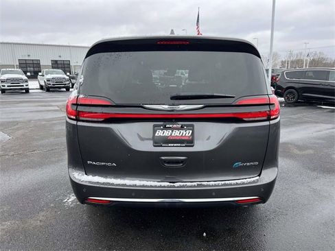 Used 2022 Chrysler Pacifica Touring-L w/ Uconnect Theater Family Group image 6