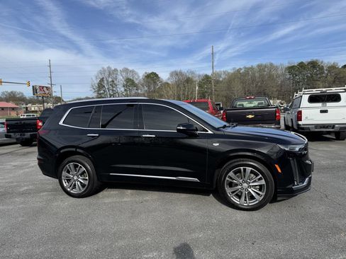 Used 2022 Cadillac XT6 Premium Luxury image 3