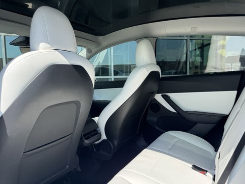 Used 2022 Tesla Model Y Long Range image 32