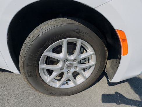 Used 2023 Chrysler Voyager LX image 3