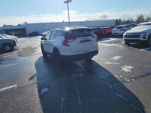 Used 2023 GMC Terrain SLE w/ Driver Convenience Package image 8