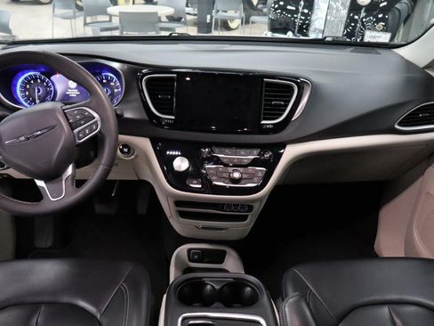 Used 2023 Chrysler Pacifica Touring-L FWD image 12