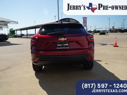 Used 2024 Chevrolet Trax LS FWD image 4