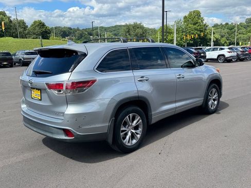 Used 2014 Toyota Highlander Plus w/ Preferred Accessory Package AWD/4WD image 3