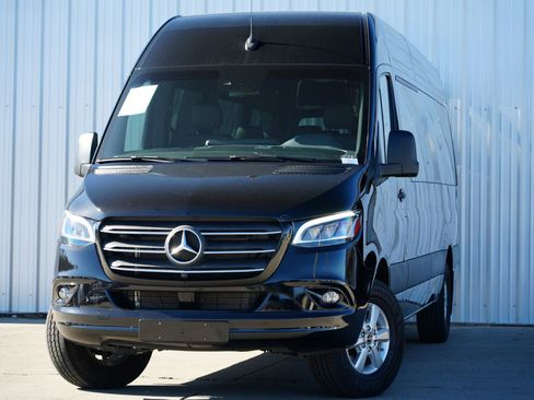 Used 2024 Mercedes-Benz Sprinter 2500 image 3