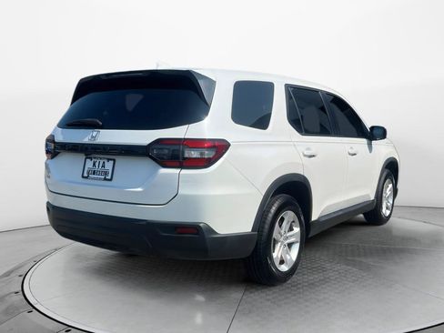 Used 2023 Honda Pilot LX image 3