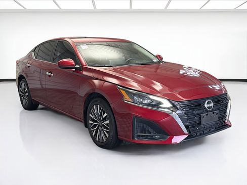 Used 2023 Nissan Altima 2.5 SV w/ SV Premium Package image 3