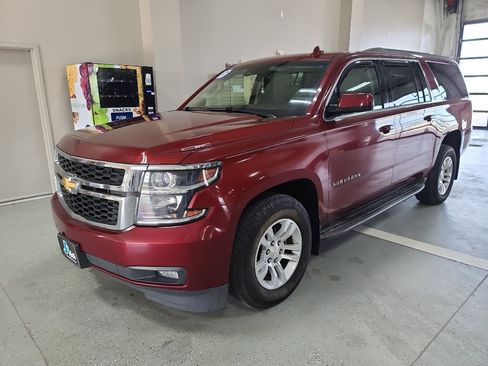 Used 2017 Chevrolet Suburban LT image 2