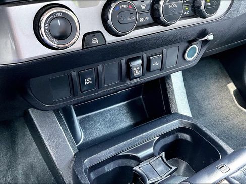Used 2021 Toyota Tacoma SR5 AWD/4WD image 17