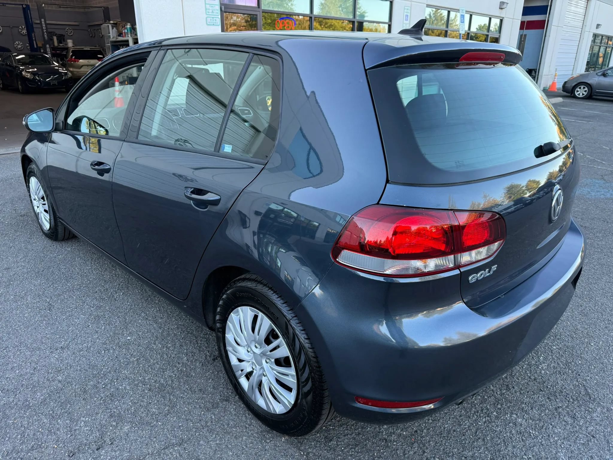 Used 2013 Volkswagen Golf 4-Door FWD image 15